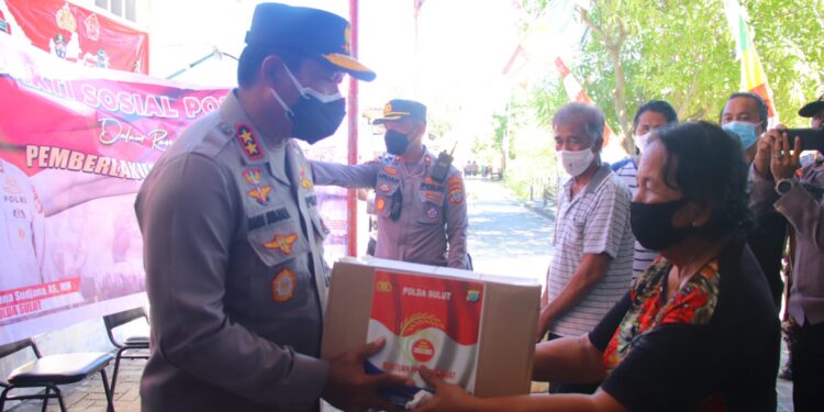 Seberangi Lautan, Kapolda Sulut Serahkan Bantuan bagi Warga di Dua Pulau