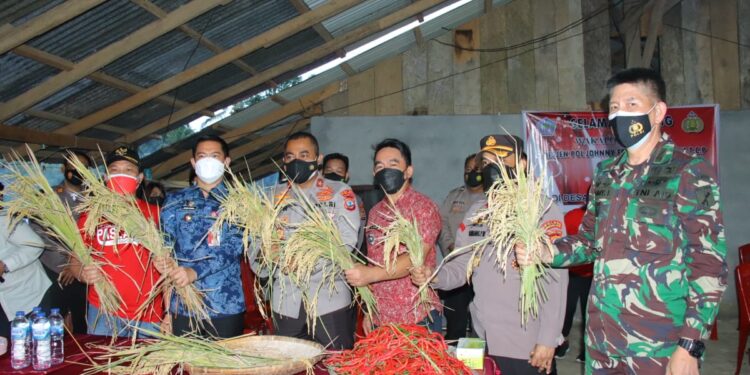 Wakapolda Sulut Gelar Pertemuan Dengan Forkopimda Minut dan Tinjau Kampung Tangguh Paslaten
