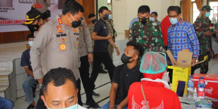 Kapolda Sulut Bersama Danrem 131/Santiago Tinjau Vaksinasi di Kampus IAIN Manado