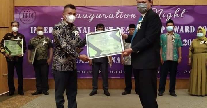 Terima Penghargaan Dari IHRDP, Surentu Beri Ucapan Terima Kasih Kepada Masyarakat Badaro Dan Pemkab Boltim