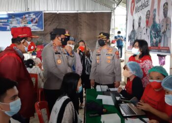 Kapolda Sulut Tinjau Vaksinasi di Kawangkoan dan Langowan Utara Minahasa