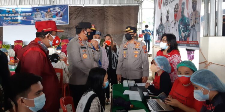 Kapolda Sulut Tinjau Vaksinasi di Kawangkoan dan Langowan Utara Minahasa