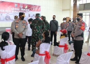 Cek Penanganan Covid-19, Kapolda Sulut Serahkan Bansos bagi Masyarakat Di Mapolres Mitra