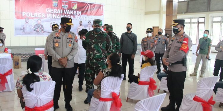 Cek Penanganan Covid-19, Kapolda Sulut Serahkan Bansos bagi Masyarakat Di Mapolres Mitra