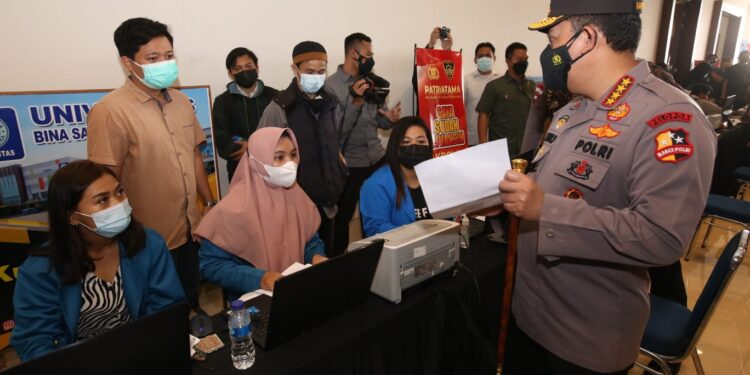 Kapolri Minta Semua Lokasi Pusat Aktivitas Warga Dipasangi Aplikasi PeduliLindungi