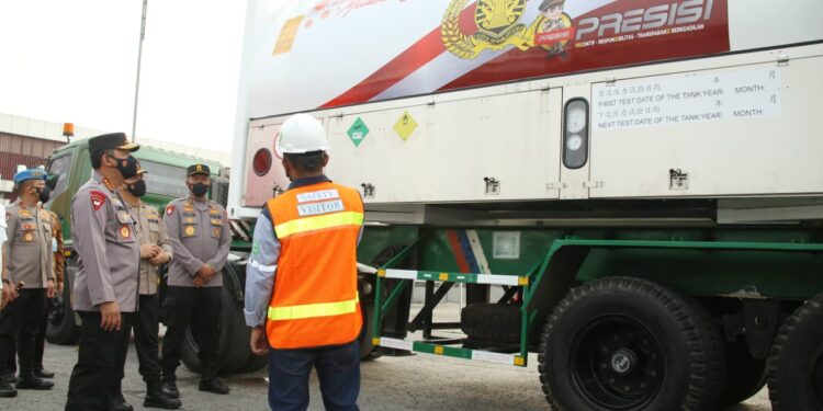 Kapolri Serahkan 10 Iso Tank untuk Indonesia Antisipasi Ketersediaan Oksigen