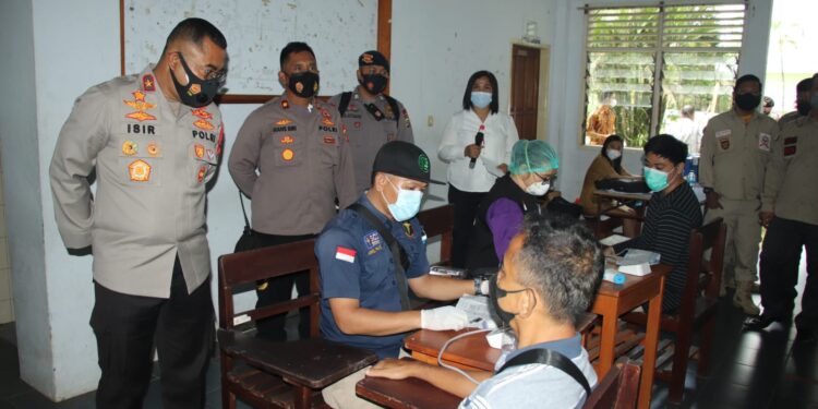 Wakapolda Sulut Tinjau Vaksinasi di Unklab, Ajak Masyarakat Tetap Patuhi Protokol Kesehatan