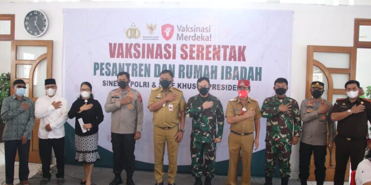 Forkopimda Sulut Tinjau Vaksinasi Serentak Pesantren dan Rumah Ibadah di Minahasa