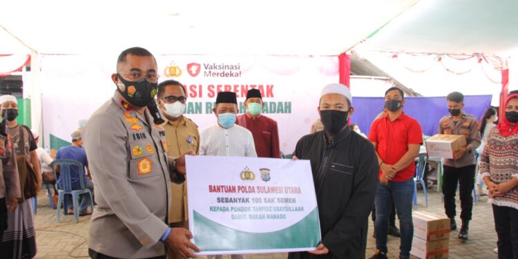 Wakapolda Sulut Tinjau Vaksinasi Serentak di Masjid Agung Awwal Fathul Mubien dan Gereja Katolik Hati Kudus Karombasan