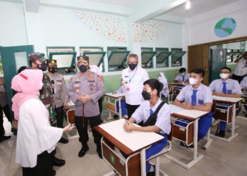 Tinjau Serbuan Vaksin di Kalbar, Kapolri Tekankan Penguatan Prokes dan Percepatan Vaksinasi