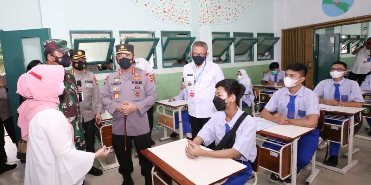 Tinjau Serbuan Vaksin di Kalbar, Kapolri Tekankan Penguatan Prokes dan Percepatan Vaksinasi