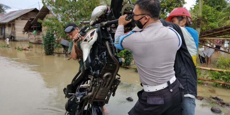 Inilah Sosok Polisi yang Bantu Evakuasi Warga Terdampak Banjir di Dumoga