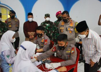 Alumni Akabri 96 Gelar Vaksinasi Massal dan Salurkan Bansos di Pesantren Assalam Manado