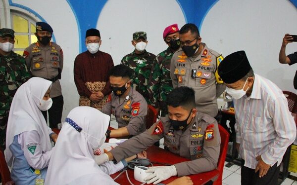 Alumni Akabri 96 Gelar Vaksinasi Massal dan Salurkan Bansos di Pesantren Assalam Manado