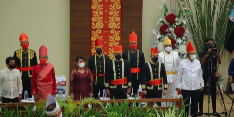 Berbusana Adat Minahasa, Kapolda Hadiri Puncak Peringatan HUT ke-57 Provinsi Sulut