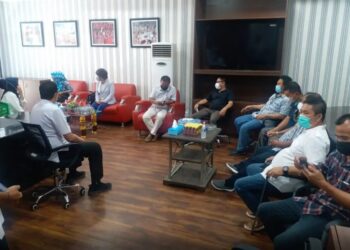 Diruang Kerja Pimpinan, Setwan DPRD KK Terima Kunjungan Dekab Mitra