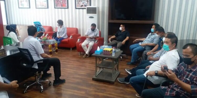 Diruang Kerja Pimpinan, Setwan DPRD KK Terima Kunjungan Dekab Mitra