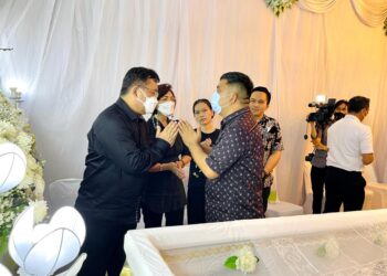 Sampaikan Doa Penghiburan, Ketua DPRD Kotamobagu Melayat ke Rumah Duka Kajati Sulut