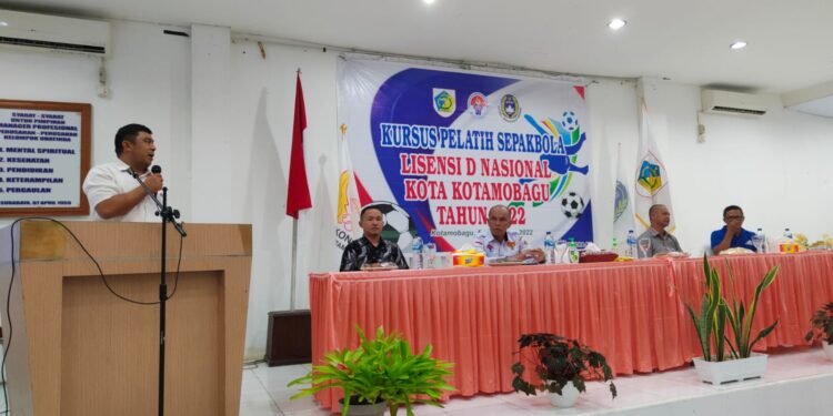 Berharap Lahirkan Atlet Terbaik Daerah, Ketua Meiddy Buka Kegiatan Kursus Pelatih SepakBola