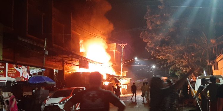 Ditinggal Pemilik, Kios Sembako di Jalan Ibolian Ludes Terbakar