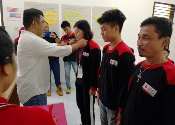 Ketua Meiddy Sematkan Tanda Gerak Kemanusiaan Kepada Relawan PMI Kotamobagu