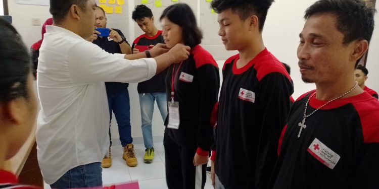 Ketua Meiddy Sematkan Tanda Gerak Kemanusiaan Kepada Relawan PMI Kotamobagu