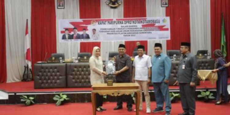 Sepakat Dibahas Selanjutnya, Pimpinan DPRD dan Walikota Kotamobagu Tanda Tangani Nota KUAPPAS Perubahan 2022
