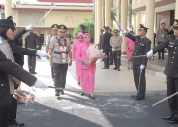 Begini Tradisi Pedang Pora Iringi Perpisahan Irjen Pol Mulyatno di Mapolda Sulut