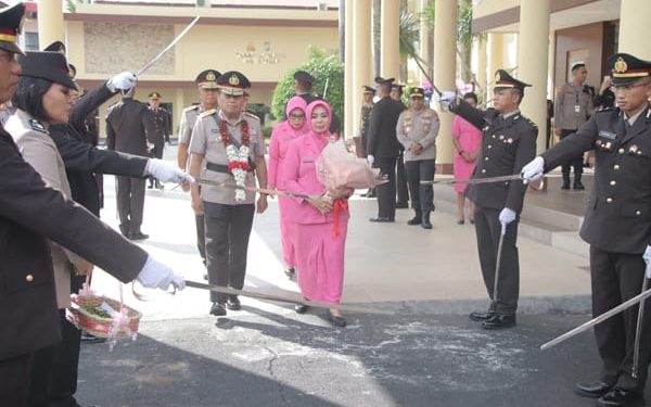 Begini Tradisi Pedang Pora Iringi Perpisahan Irjen Pol Mulyatno di Mapolda Sulut