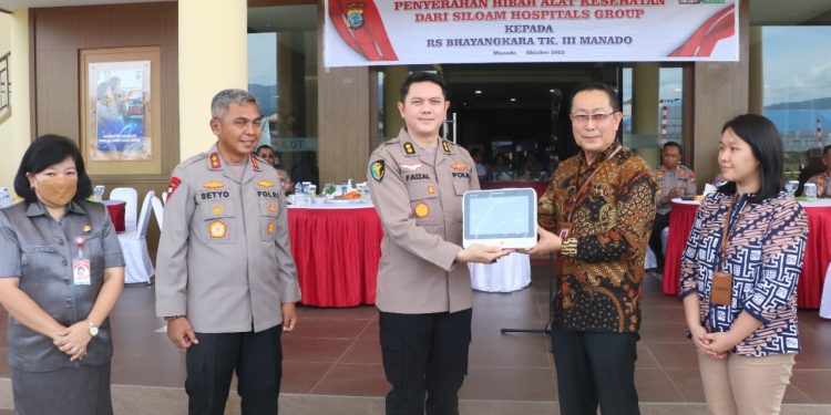 RS Bhayangkara Manado Terima Hibah Alkes dari Siloam Hospitals Group