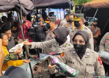 Selimut Hangat dari Ketum Bhayangkari untuk Pengungsi Gempa Cianjur