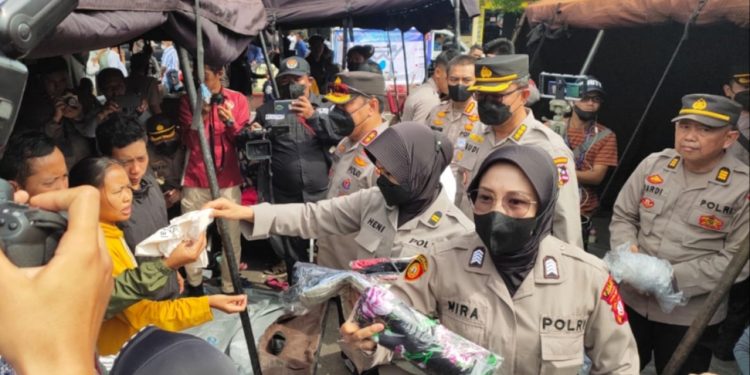 Selimut Hangat dari Ketum Bhayangkari untuk Pengungsi Gempa Cianjur