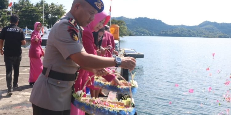 Ditpolairud Polda Sulut Gelar Upacara Tabur Bunga di Tandurusa