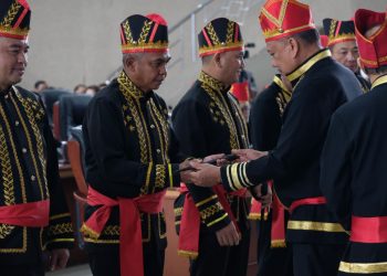 Kapolda Sulut Dianugerahi Gelar Adat Minahasa “Si Maendo Tonaas Gumigiroth Wangko Um Banua”