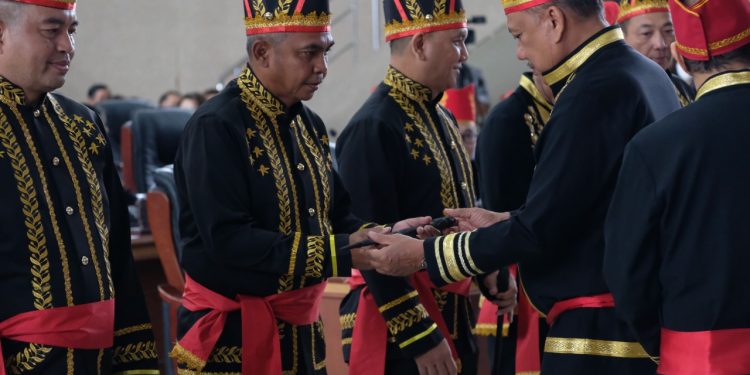 Kapolda Sulut Dianugerahi Gelar Adat Minahasa “Si Maendo Tonaas Gumigiroth Wangko Um Banua”