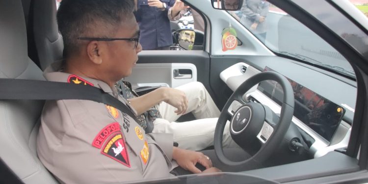 Ikuti Arahan Presiden, Kapolda Sulut Lakukan Test Drive Mobil Jenis Ini
