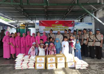 Sambut HUT ke-77, Personel Brimob Polda Sulut Gelar Baksos di 2 Panti Asuhan