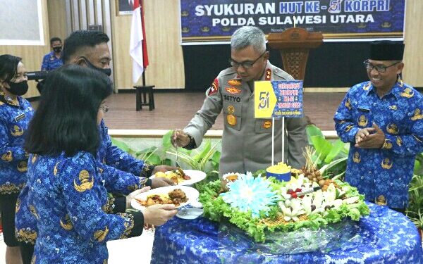Kapolda Sulut Potong Tumpeng HUT ke-51 Korpri, ini Harapannya
