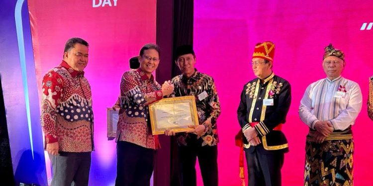 Bebas Frambusia, Bupati Bolsel Terima Sertifikat Dari Kemenkes RI