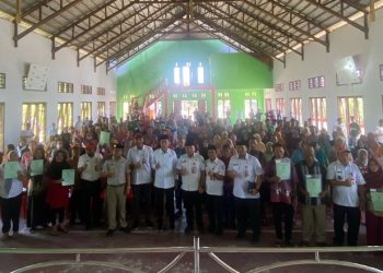 Serahkan Ratusan Sertifikat Tanah, Ini Pesan Bupati Iskandar Kamaru Untuk Masyarakat Penerima Manfaat