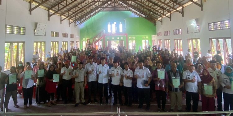 Serahkan Ratusan Sertifikat Tanah, Ini Pesan Bupati Iskandar Kamaru Untuk Masyarakat Penerima Manfaat