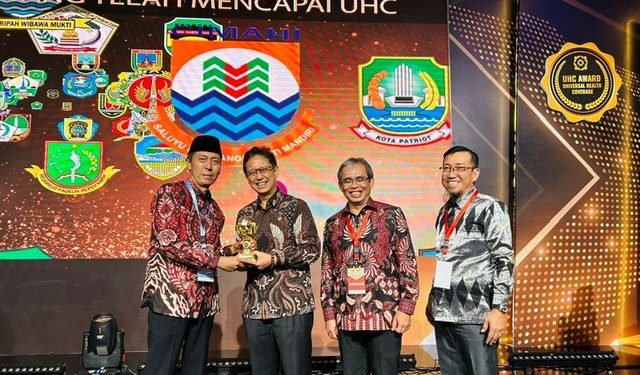 Terima UHC Award Tahun 2023, Bupati Iskandar : Ini Merupakan Wujud Nyata Komitmen Pemda