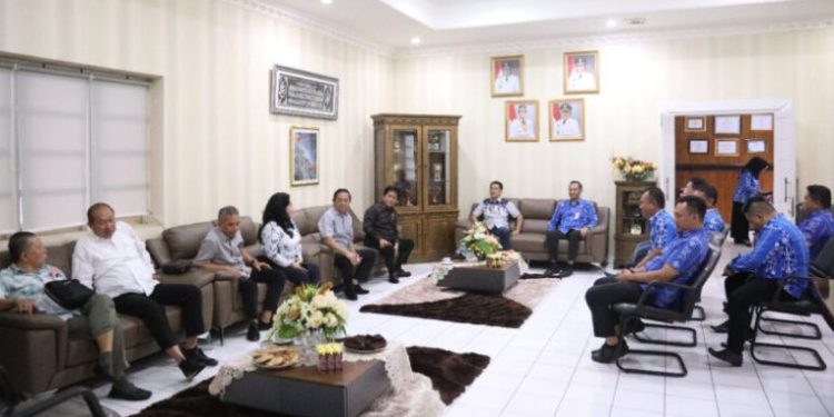 Diruang Rapat Walikota, Sekkot Kotamobagu Terima Kunjungan Pansus DPRD Sulut