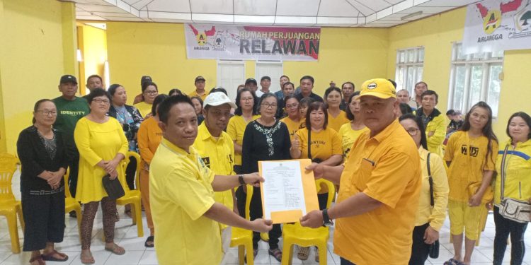 Figur Baru Dapil III Di Kawal Ratusan Masa, RM Si Mantan Sangadi Resmi Mendaftar Caleg Partai Golkar