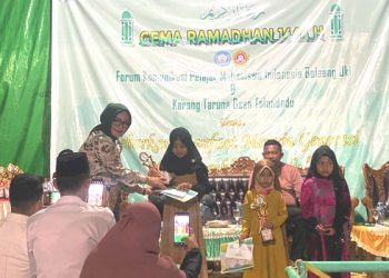 Hadir Di Gema Ramadhan, Sitti Amanah Gobel Serahkan Hadiah