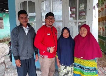 Berbagi di Bulan Ramadhan, Ketua Arifin Santuni Masyarakat Kurang Mampu Di Desa Ini