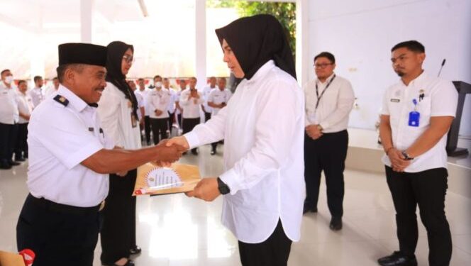 Serahkan SPPDT PBB P2 Tahun 2023, Ini Yang Tegaskan Walikota Kepada Lurah dan Sangadi