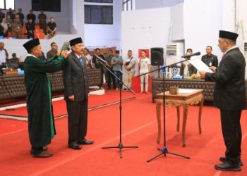 Disaksikan Seluruh Hadirin, Ketua Mekal Pimpin Pelantikan PAW Ishak Sugeha