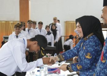 Tutup Latsar CPNS Formasi 2021, Tatong Bara Serahkan 2 Jenis SK