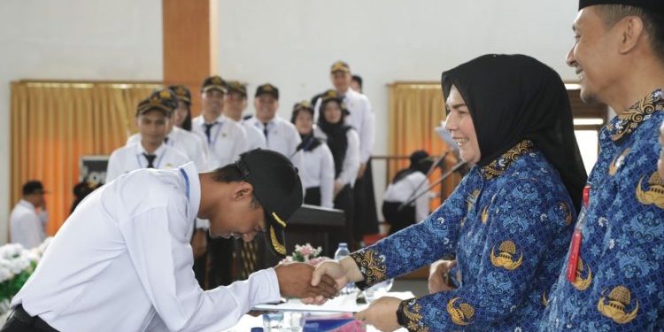 Tutup Latsar CPNS Formasi 2021, Tatong Bara Serahkan 2 Jenis SK